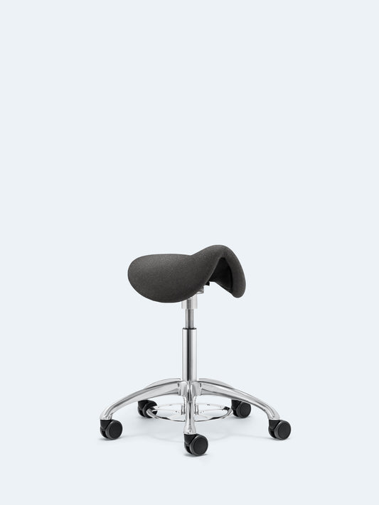 Ergonomischer Sattelhocker Löffler Sedlo mit Fünfsternfuß und fußbetätigter Sitzverstellung in Schwarz.